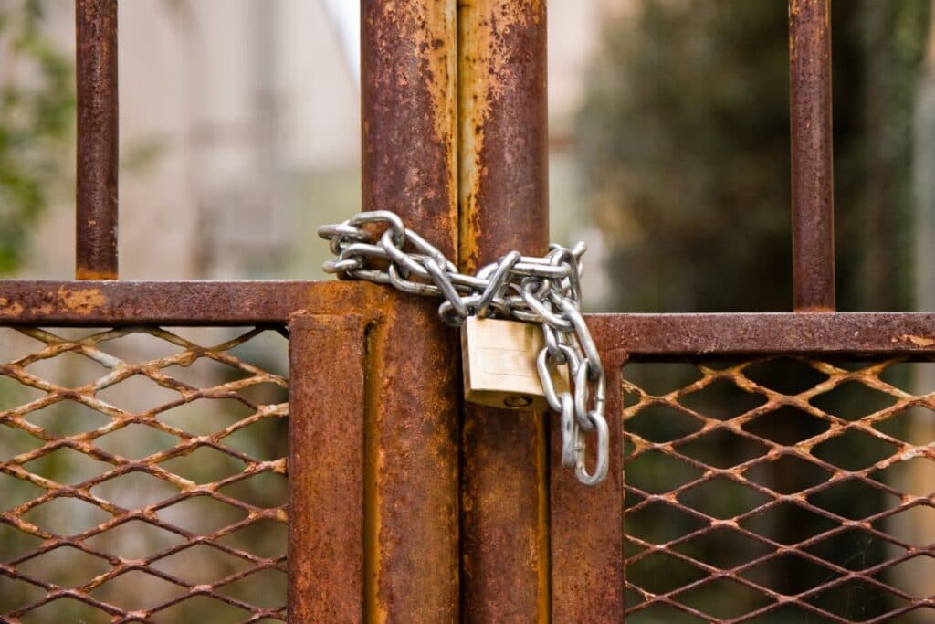 Peste 6.700 de firme și-au suspendat activitatea în primele patru luni ale anului