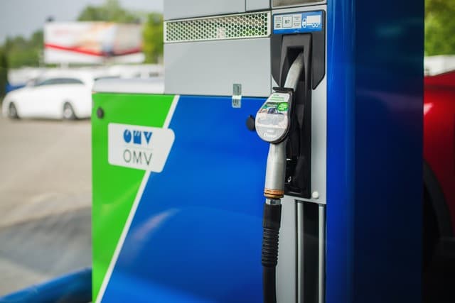 Criza de combustibili: OMV a cumpărat petrol din rezervele strategice ale Austriei / Compania a luat 56.000 de tone, la preţul pieţei