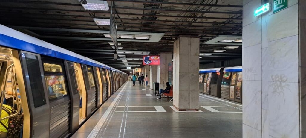 VIDEO | Stația de metrou Piața Victoriei 2, închisă temporar din cauza inundațiilor, după potopul de marți seara
