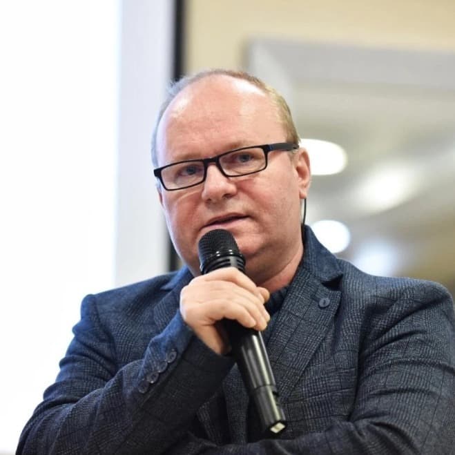 Profesorul de economie Cristian Păun, prima voce din societatea civilă care refuză o invitație de la Administrația Prezidențială la recepția de Ziua Europei: ”Ar fi de-a dreptul absurd să particip la o sindrofie care celebrează ”Europa”, după o victorie foarte probabilă a dușmanilor ei. Refuz să fac parte din asta!”