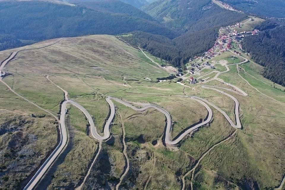 Trafic blocat pe Transalpina, în județul Alba, după ce aluviunile au ajuns pe carosabil. Circulația este oprită pe ambele sensuri
