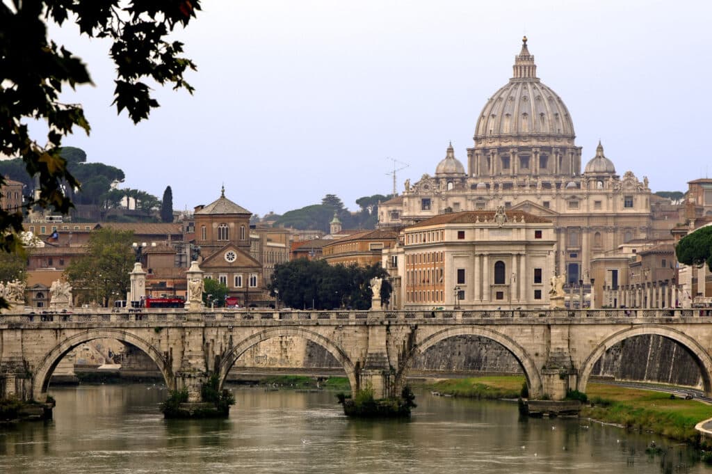 Cum vrea Vaticanul să devină autonom energetic. Soluția presupune un teren de 10 ori mai mare decât Statul Papal