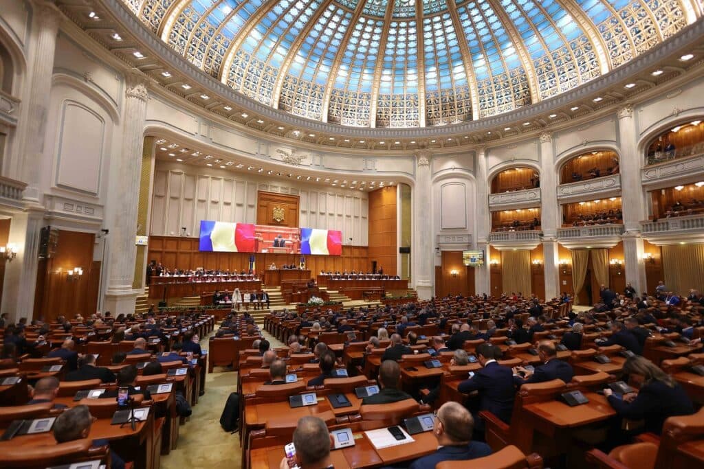 Legea salarizării: Demnitarii primesc majorări semnificative din 2027. Creștere de 22% pentru un ministru / Comisia Europeană a interzis Guvernului să le înghețe salariile