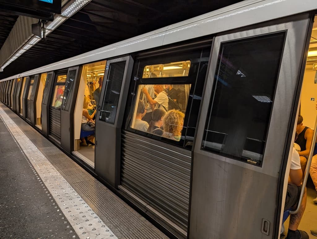 Circulaţia trenurilor de metrou pe Magistrala 1 a fost reluată în condiţii normale joi dimineață