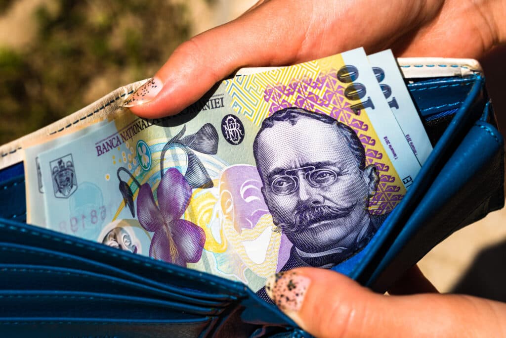 Peste o treime dintre români consideră că datoriile sunt cel mai greu subiect de discutat, arată un sondaj