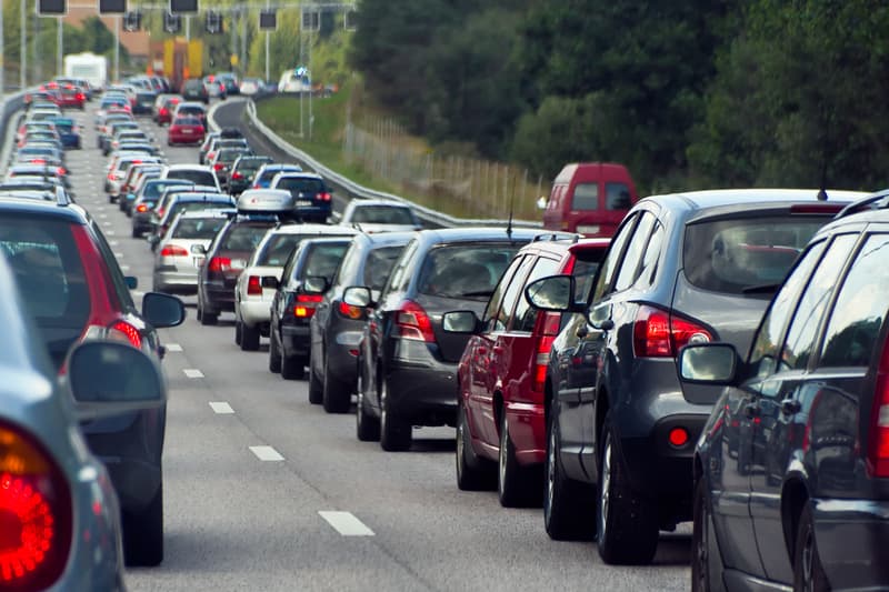 Piața auto din România dă semne de revenire în aprilie, dar rămâne pe minus după primele patru luni / Electricele cresc puternic, benzina și motorina se prăbușesc