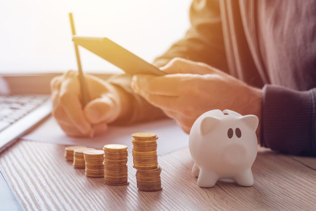 Un singur salariu nu mai ajunge: cum încearcă românii să-și stabilizeze veniturile într-un context de inflație și costuri în creștere