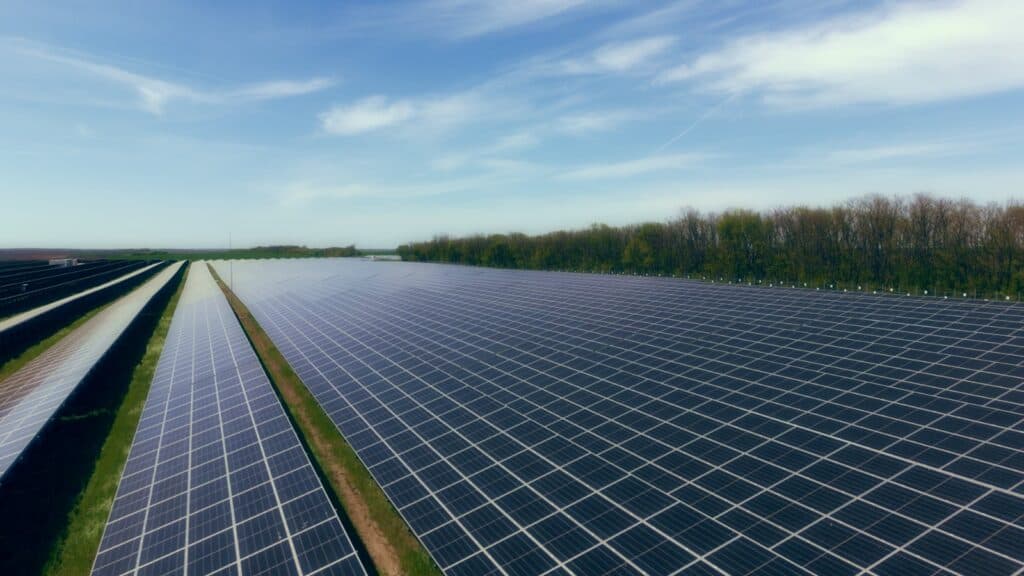 Studiu: Energia solară aduce economii de 12,8 miliarde de euro și reduce dependența Europei de combustibili fosili