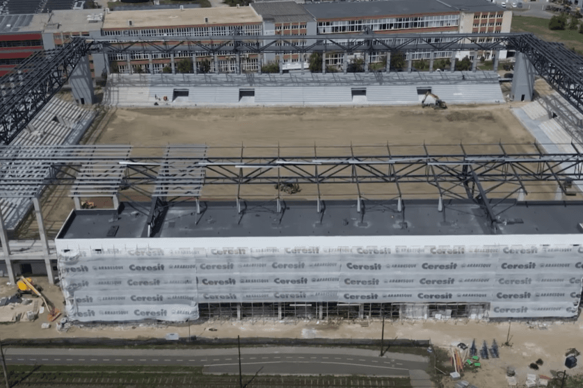 FOTO | Finalizarea stadionului „Eroii Timișoarei” amânată până în decembrie. Alfred Simonis cere viitorului guvern să permită CJ Timiș să înceapă construcția noii arene „Dan Păltinișanu”
