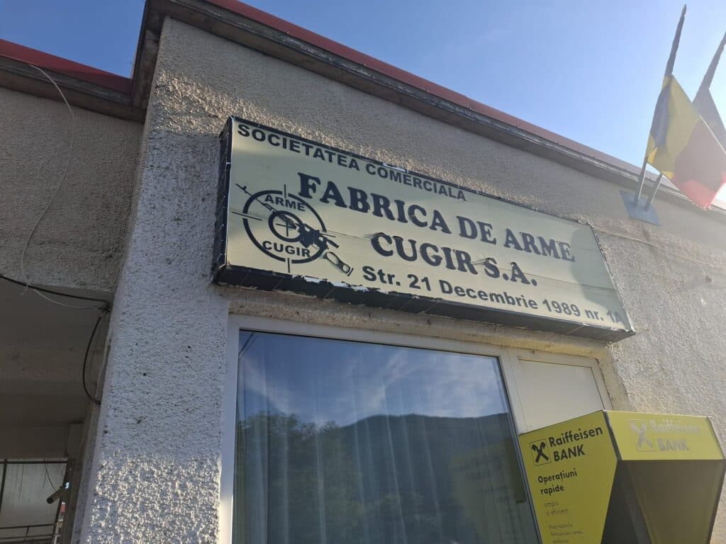 FOTO Grevă generală la Fabrica de Arme Cugir / Sute de angajați au ieșit în stradă / Vor tichete de masă de 40 de lei, vouchere de vacanță și creșterea cu 6,5% a salariilor