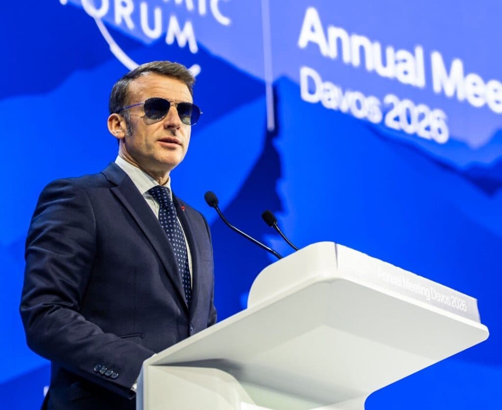 Ochelarii de soare purtați de Macron la forumul de la Davos în ianuarie, vânzări online de peste 1.000 de bucăți, cât producția pentru 5 ani / Sunt produși de compania italiană iVision Tech și costă 659 de euro
