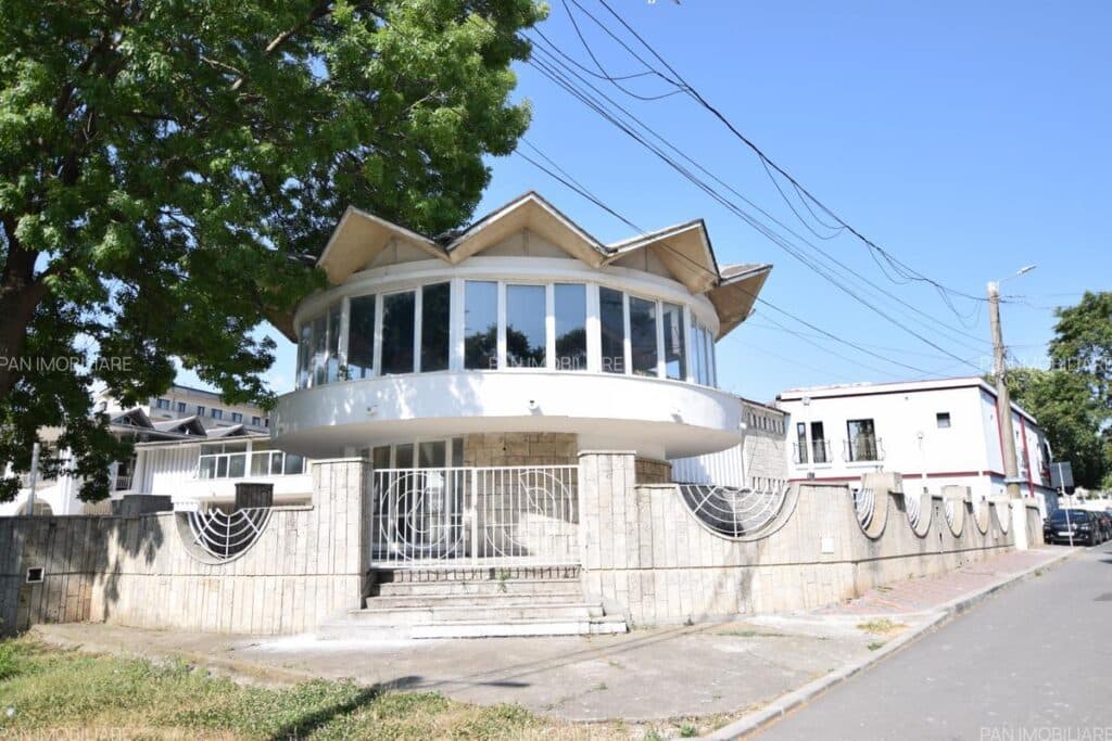 FOTO | Simbolul Mangaliei, scos la vânzare: Celebrul Restaurant Cazino de pe plajă și un hotel se vând cu 5 milioane de euro / Clădirea proiectată de Cezar Lăzărescu poate deveni complex de lux