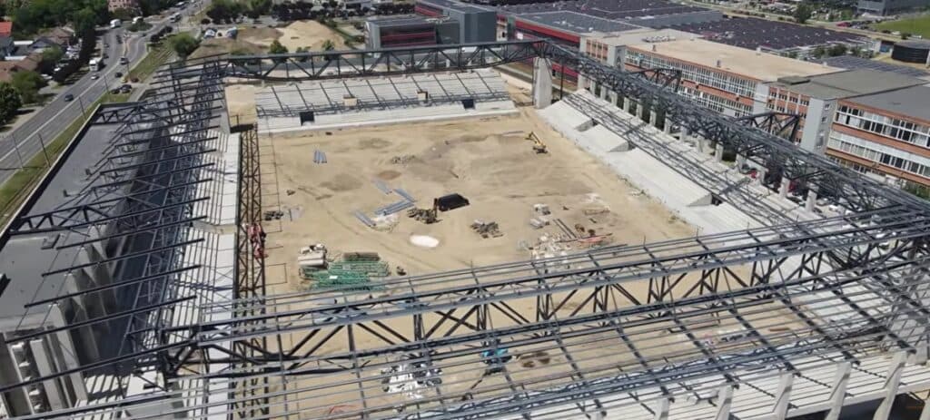 VIDEO | Deși trebuia inaugurat în această vară, stadionul „Eroii Timișoarei” este departe de finalizare. Consiliul Județean Timiș a alocat 20 de milioane de lei pentru continuarea investiției