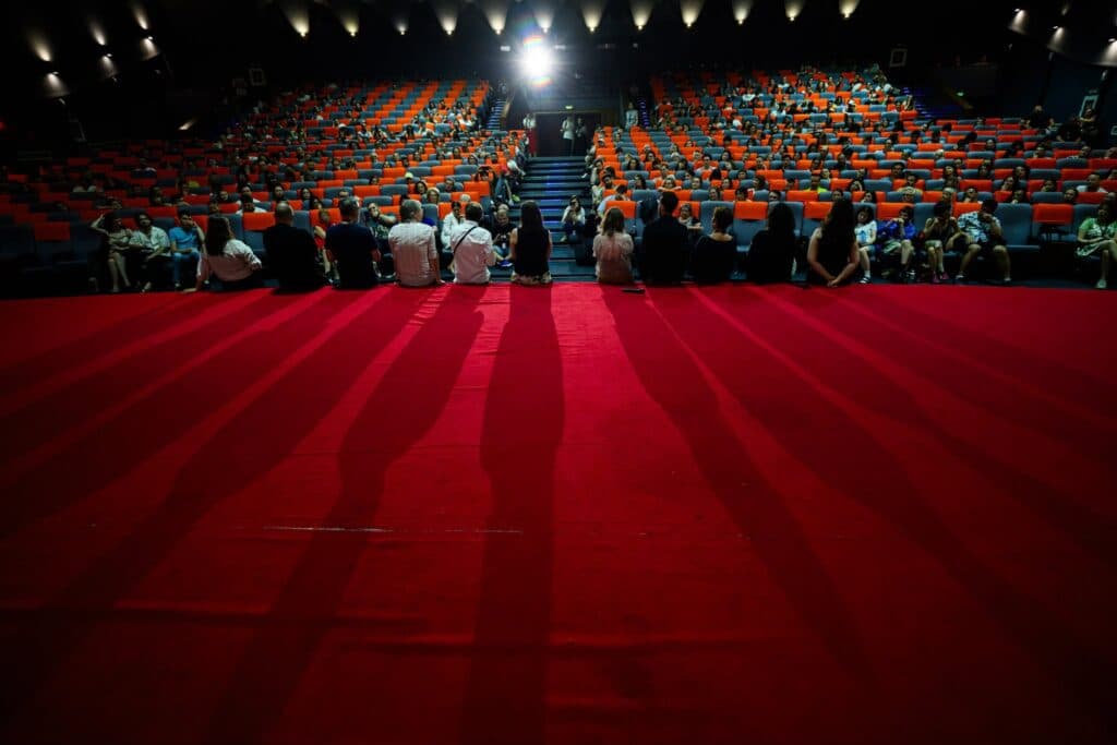 Le Monde: În România, cinematografia este în criză. De la lipsa de finanțare la dispariția cinematografelor de cartier