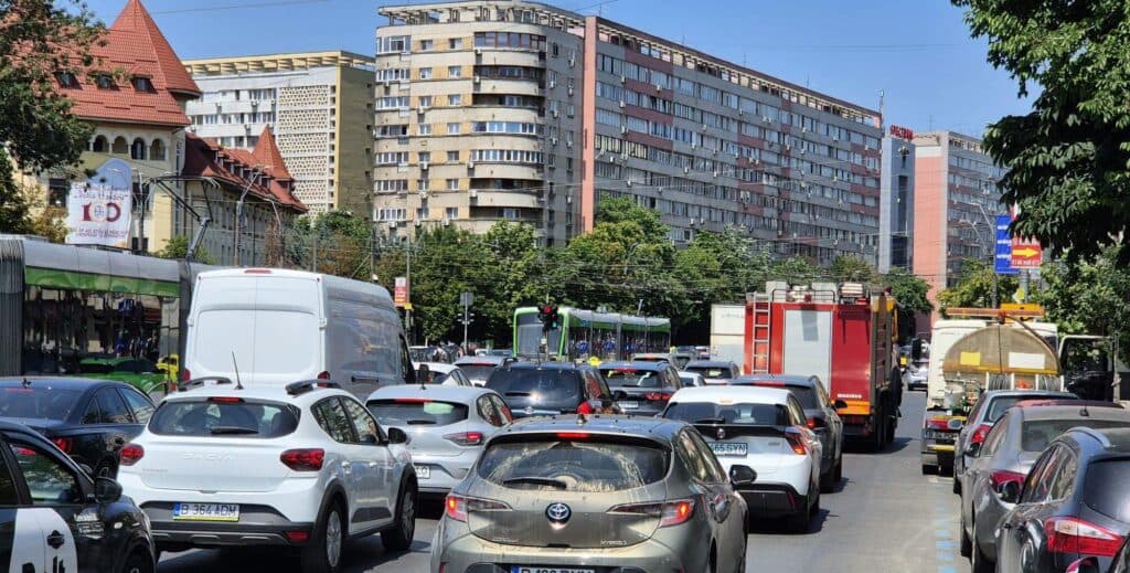 Proiect de 85 de milioane de lei pentru fluidizarea traficului din București: Primăria Capitalei vrea semafoare coordonate de AI în 92 de intersecții