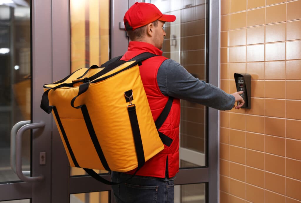 Schema prin care o rețea de food delivery cu 50 de firme fantomă a făcut evaziune de 23 milioane lei în București și Timișoara / ANAF: „Sute de livratori munceau la negru”