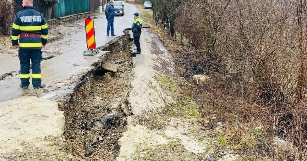 Ploile abundente au produs pagube în 12 județe și în București. Circulația pe trei drumuri naționale, afectată temporar