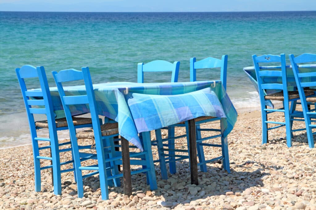 Cât costă o masă în Thassos în sezonul estival 2026. Prețurile din tavernele grecești din zona Kinira