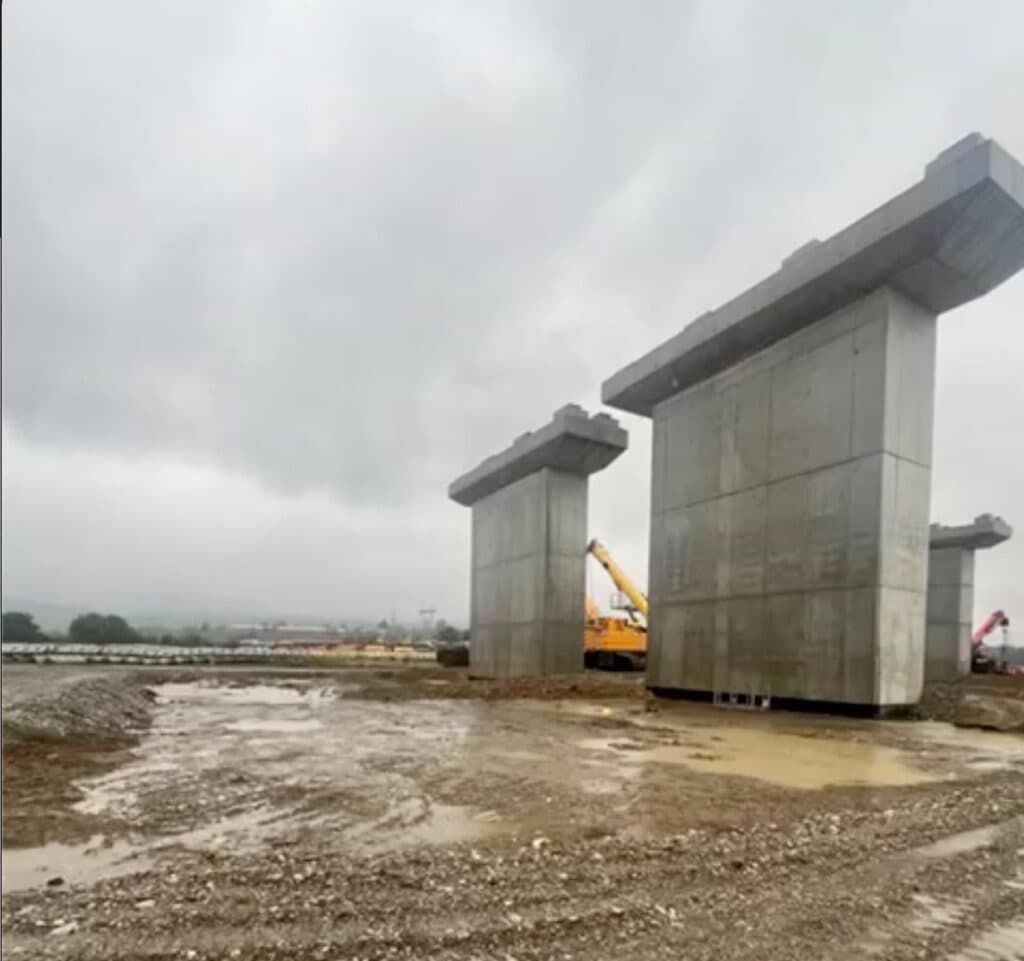 VIDEO | Autostrada Moldovei A7 Bacău – Pașcani. Lucrările au fost reluate după o săptămână de ploi, timp în care constructorul nu a putut intra în șantier
