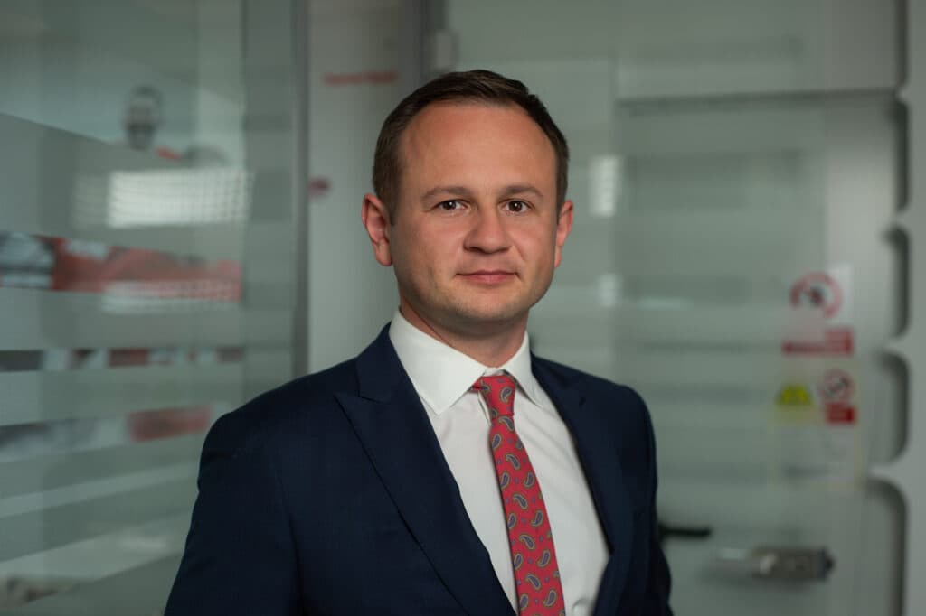 Studiu Aon: Aproape trei sferturi dintre companii folosesc deja inteligența artificială, dar puține își pregătesc angajații pentru noile tehnologii