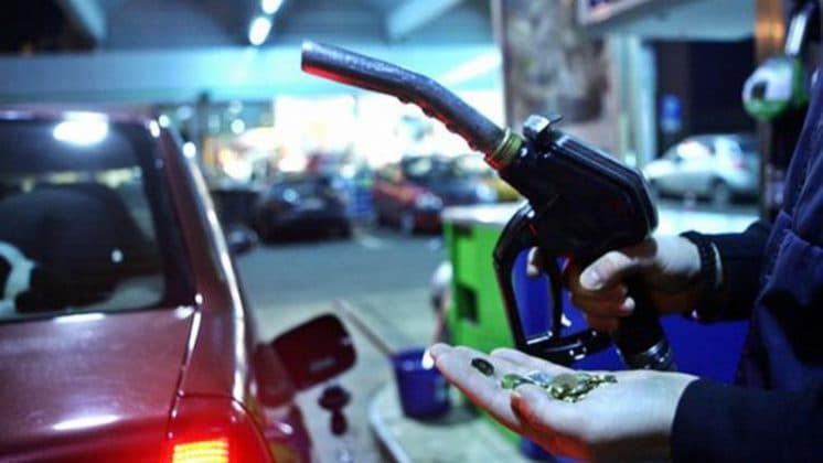 Taxă nouă pe carburanți, 1 leu în plus la fiecare litru. Ce spun oficialii Petrom