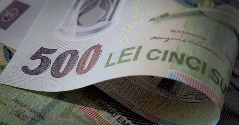 Doar unul din 10 români economisește pentru a-și crește averea. Restul pun bani deoparte de frică și mulți îi țin la saltea – Tavex