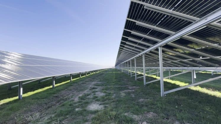 PREMIERĂ Cea mai mare producție de energie fotovoltaică din istoria României, azi la miezul zilei, aproape de pragul de 3.000 MW. Soarele a asigurat trei sferturi din consumul de electricitate al țării