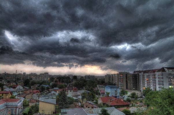 Cod galben de ploi însemnate cantitativ în aproape jumătate de țară; ninsori la altitudini mari