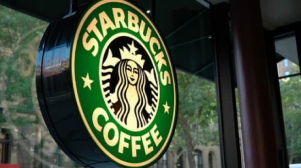 Bonusuri de 1.200 de dolari pentru angajaţii Starbucks din SUA pentru a fi mai rapizi şi prietenoşi