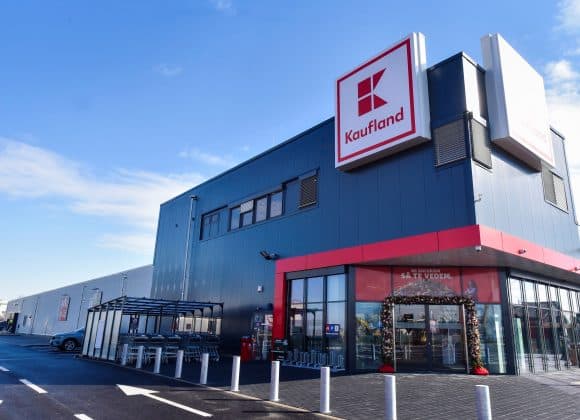 Salarii transparente la Kaufland: şef de raion ofertat cu 3.900 de lei net, lucrător comercial – cu 2.900 de lei net şi tichete de masă