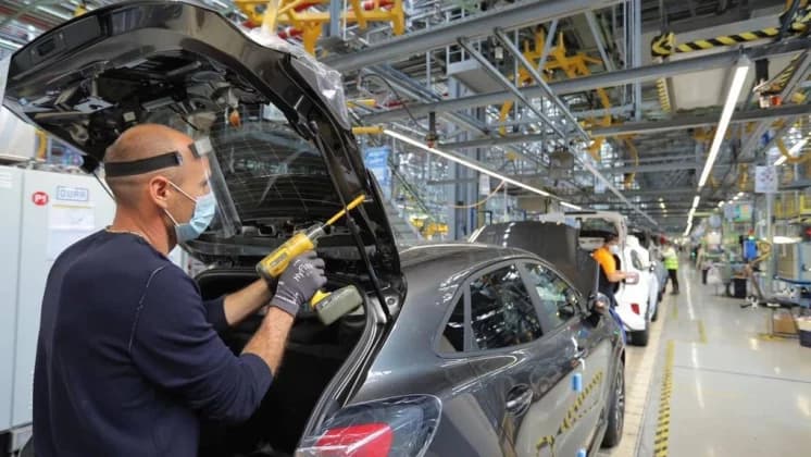 Nouă scădere a producției de mașini din România în luna mai