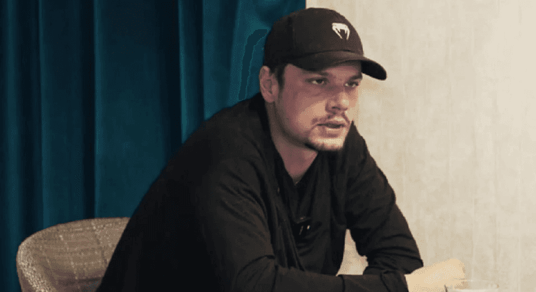 Mario Iorgulescu, decizie definitivă. Condamnat la 8 ani şi 8 luni închisoare; se aplică şi pedeapsa pentru consum de alcool şi droguri la volan Curtea de Apel Bucureşti a decis joi, pentru a doua oară, ca Mario Iorgulescu să primească o pedeapsă definitivă de 8 ani şi 8 luni de închisoare în dosarul privind accidentul auto produs în septembrie 2019, soldat cu moartea unui şofer. Condamnat definitiv în decembrie 2024, la Curtea de Apel Bucureşti, la 8 ani şi 8 luni de închisoare, Mario Iorgulescu a beneficiat de o scădere de 8 luni a pedepsei, după ce două judecătoare de la CAB i-au admis, în iunie 2025, o contestaţie în anulare şi au decis că pentru infracţiunea de conducere a unui vehicul sub influenţa alcoolului sau a altor substanţe faptele s-au prescris. Parchetul a atacat decizia privind scăderea pedepsei, la ICCJ, instanţă care a decis, în martie 2026, rejudecarea dosarului doar pentru partea care se referă la consumul de droguri şi alcool la volan. La rejudecare, Curtea de Apel Bucureşti a decis joi să îi aplice lui Mario Iorgulescu condamnarea iniţială de 8 ani şi 8 luni de închisoare, prin menţinerea pedepsei şi pentru consumul de droguri şi alcool la volan. „Menţine contopirea pedepsei de 7 ani închisoare aplicată pentru infracţiunea de ucidere din culpă cu pedeapsa de 2 ani închisoare aplicată pentru infracţiunea de conducere a unui vehicul sub influenţa alcoolului sau a altor substanţe şi cu pedeapsa de 3 ani închisoare aplicată pentru infracţiunea de complicitate la lipsire de libertate în mod ilegal aplicată prin sentinţa penală nr. 944/20.12.2018 pronunţată de Judecătoria Sectorului 3 Bucureşti în dosarul nr. 33036/301/2016, definitivă prin decizia penală nr. 504/09.04.2021 a CAB şi aplicarea inculpatului a pedepsei cea mai grea de 7 ani închisoare, la care va adăuga un spor de 1 an şi 8 luni închisoare (o treime din totalul celorlalte pedepse), inculpatul Iorgulescu Gino Mario urmând să execute în final pedeapsa principală rezultantă de 8 ani şi 8 luni închisoare. Definitivă”, se arată în decizia luată joi de Curtea de Apel Bucureşti. Deşi nu a făcut nicio zi de închisoare, fiind fugit în Italia, Mario Iorgulescu a beneficiat de mai multe modificări şi reduceri ale pedepsei iniţiale: * în februarie 2023 – Mario Iorgulescu este condamnat de Tribunalul Bucureşti la 15 ani şi 8 luni; * în octombrie 2023 – Curtea de Apel Bucureşti îi scade pedeapsa la 13 ani şi 8 luni; * în iunie 2024 – un complet de la Instanţa supremă, din care a făcut parte şi Lia Savonea, anulează condamnarea pe motiv că Iorgulescu nu trebuia judecat pentru omor, ci pentru ucidere din culpă, infracţiunea care are limite de pedeapsă mai mici; * în decembrie 2024 – la rejudecare, CAB îi aplică o condamnare de 8 ani şi 8 luni; * în iunie 2025 – CAB îi reduce pedeapsa la 8 ani închisoare, pe motiv că s-a prescris fapta privind consumul de droguri şi alcool la volan; * în martie 2026 – ICCJ dispune rejudecarea părţii din dosar care se referă la consumul de alcool şi substanţe interzise la volan; * în mai 2026 – CAB revine şi decide ca pedeapsa definitivă să fie 8 ani şi 8 luni de închisoare. Conform actelor de la dosar, în seara de 8 septembrie 2019, Mario Iorgulescu participa la o petrecere dată de familia unei prietene în satul Gulia, comuna Tărtăşeşti, unde a consumat alcool. La un moment dat află că fosta sa iubită, de care tocmai se despărţise, se afla într-un club din Parcul Herăstrău. Martorii povestesc că el s-a certat continuu la telefon cu fosta iubită, era nervos şi ţipa, însă i-a promis gazdei că nu se va urca la volan în starea în care se afla. La terminarea petrecerii, în jurul orei 2:50, pe fondul unei crize de gelozie şi într-o stare de furie, având o alcoolemie de 1,96 g/l şi fiind sub influenţa cocainei, el s-a urcat în maşina sa, un Aston Martin model DBS, şi a plecat spre Capitală. A intrat în Bucureşti prin Chitila, circulând cu viteze cuprinse între 140 km/h şi 164 km/h (momente surprinse de camerele video de pe traseu), în intersecţia dintre şoseaua Chitilei şi strada Teodor Neagoe a pătruns pe culoarea roşie a semaforului cu viteza de 145 km/h, după care a accelerat până la 162 km/h în momentul în care a trecut de un alt vehicul care circula cu viteză redusă pe banda întâi. Ulterior, a urcat cu maşina pe un scuar, apăsând la maximum pedala de acceleraţie, a pătruns pe contrasens, unde a intrat în coliziune frontală, la viteza de 143 km/h, cu un autoturism condus de un bărbat, care a decedat pe loc. La câteva zile după accident, Mario Iorgulescu a fost transferat de familie în Italia, cu un avion privat, şi internat într-o clinică. El nu a fost audiat de procurori sau magistraţi în timpul urmăririi penale sau desfăşurării procesului în instanţă.