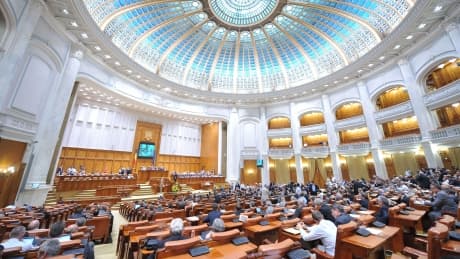 Moţiunea de cenzură împotriva Guvernului Bolojan urmează să fie depusă marţi la Parlament – surse