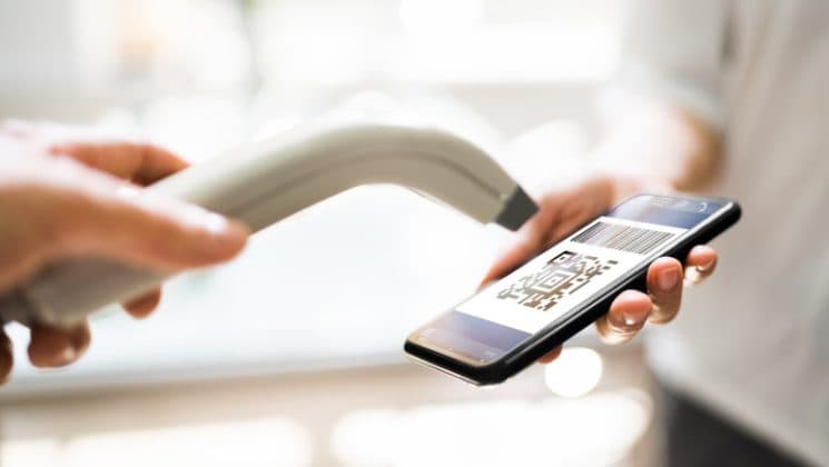 Toate actele românilor trec pe telefon până la sfârșitul anului. Guvernul renunță la propriul model de portofel digital și importă din Germania