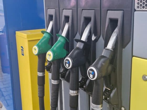 Ieftiniri semnificative la carburanți, azi. Cât costă benzina și motorina acum