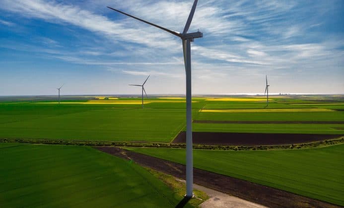 În România, orice nouă centrală electrică este oprită prin lege după ce primește OK-ul tehnic, deși țara are nevoie de energie. Chiar acum, parcul eolian cu cele mai mari turbine din țară este operațional, dar a trebuit oprit