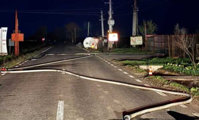 Cisternă cu 30.000 de litri de GPL, răsturnată pe șosea, în Cioranii de Jos. Locuitorii din zonă au fost evacuați de urgență