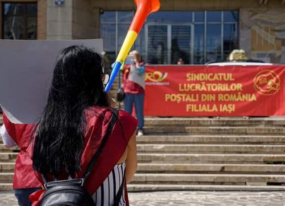 Sindicatul Poștei Române cere Guvernului, și în special MEDAT, să se abțină să voteze în AGA proiecte de impact asupra companiei, în condițiile în care Executivul este unul demis