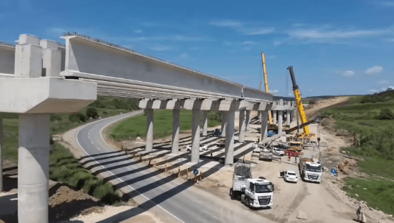 VIDEO Autostrada A3 Transilvania: Montarea grinzilor la cel mai lung viaduct din România, aproape finalizată