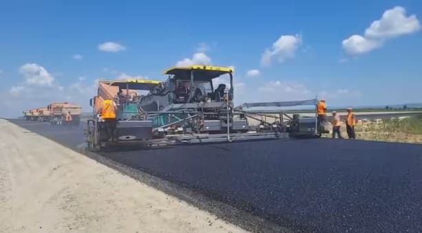 VIDEO Autostrada A7 Bacău – Pașcani: Umbrărescu a ajuns la un stadiu de 51% pe lotul 3, cu primul nod turbion din România