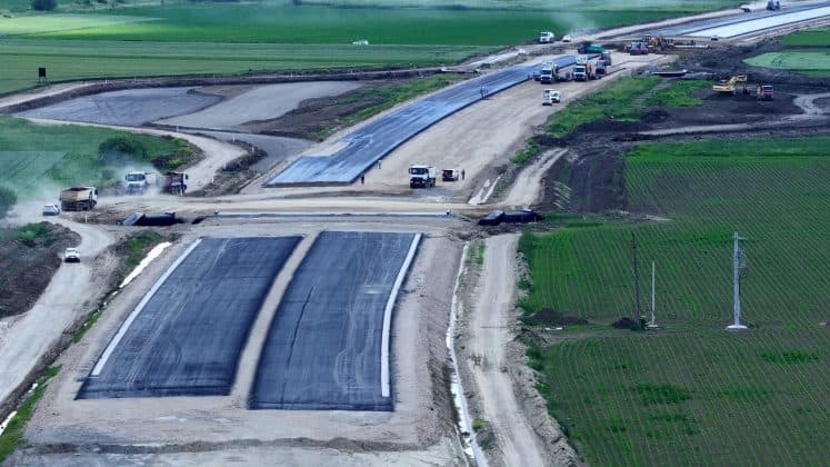 VIDEO Autostrada Unirii A8: Nurol lucrează cu 800 de muncitori pe secțiunea Tg Mureș – Miercurea Nirajului, realizată 50%