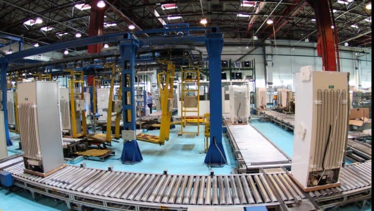 Afacerile din industrie au scăzut cu 1,8%, în primele patru luni din 2026