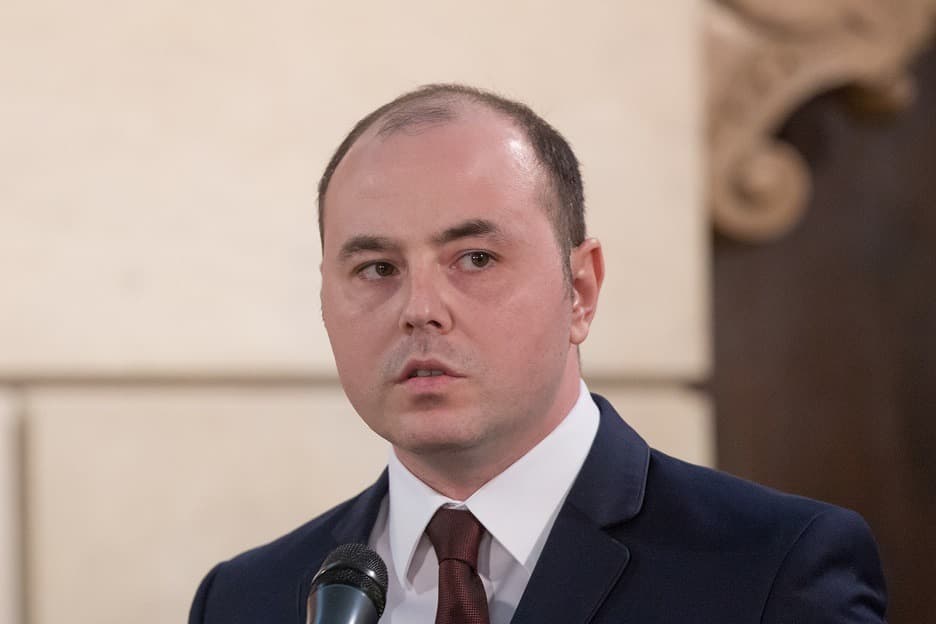 Președintele PNL Iași, deputatul Alexandru Muraru: Propunerea de premier venită din partea președintelui României este inacceptabilă, nesustenabilă, și este un atac îndreptat împotriva PNL. Implicarea unui președinte în viața internă a unui partid este profund neconstituțională și nedemocratică. Niciun președinte după ’89 nu a mai făcut așa ceva