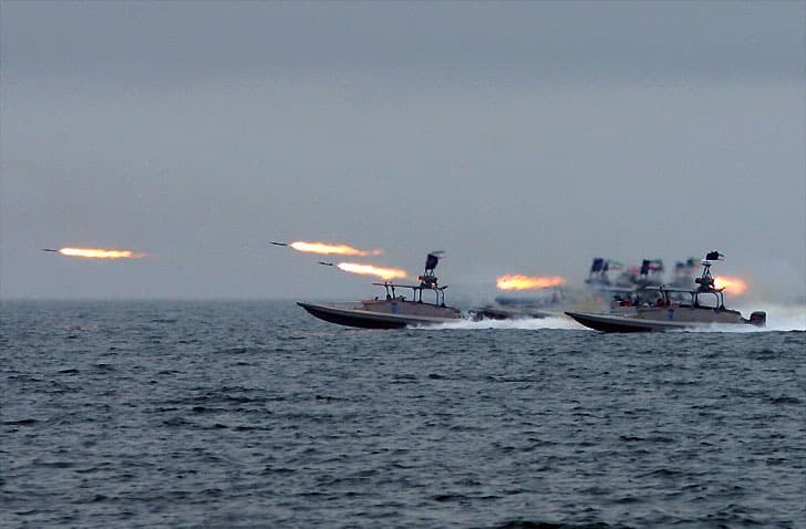 Autoritățile iraniene au anunțat sâmbătă că au lansat mai multe atacuri asupra unor ținte militare americane din regiunea Orientului, ca ripostă la atacurile lansate de Statele Unit în zona Strâmtorii Ormuz