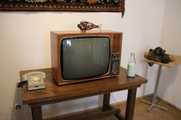 Muzeul comunismului din Sfântu Gheorghe va fi finalizat în acest an / Printre exponate se află un seif nedeschis, cutii originale de detergent Dero şi un aparat de fotografiat de supraveghere, mascat într-o cutie de ţigări cu filtre false