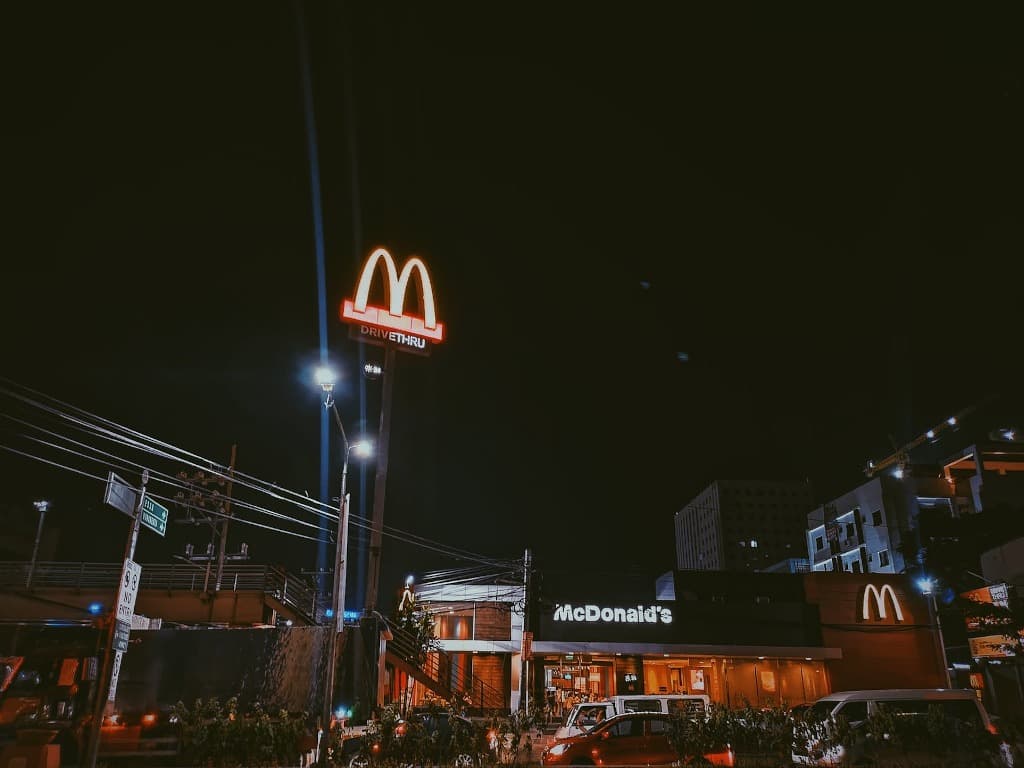 Directorul general al McDonald’s dă vina pe educația primită de la mamă pentru gestul stângaci din videoul cu burger