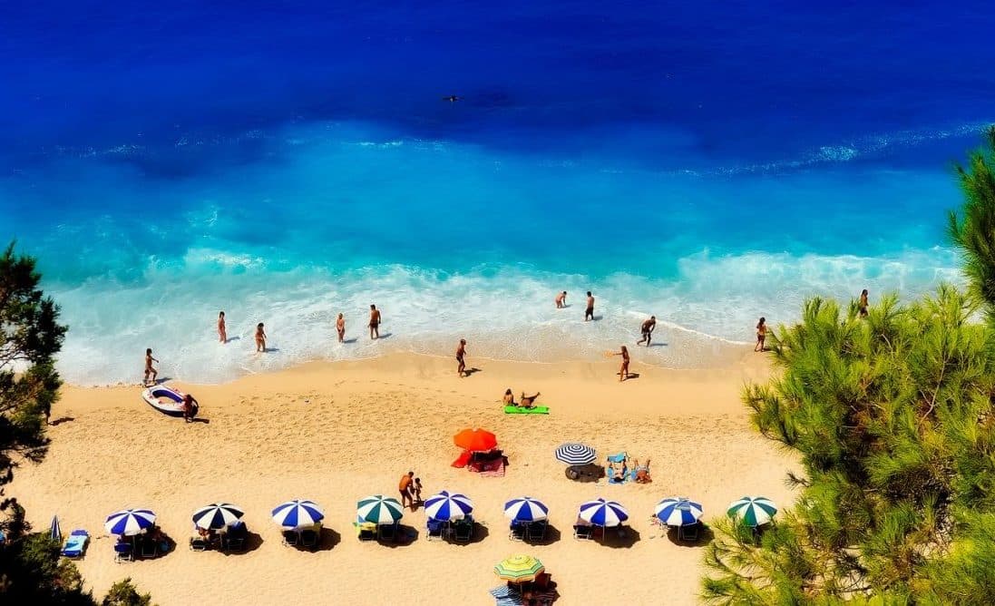 Grecii se pregătesc cu noi metode împotriva turiștilor care țin ocupate șezlongurile / Sunt angajați studenți sezonieri angajați care să îndepărteze prosoapele
