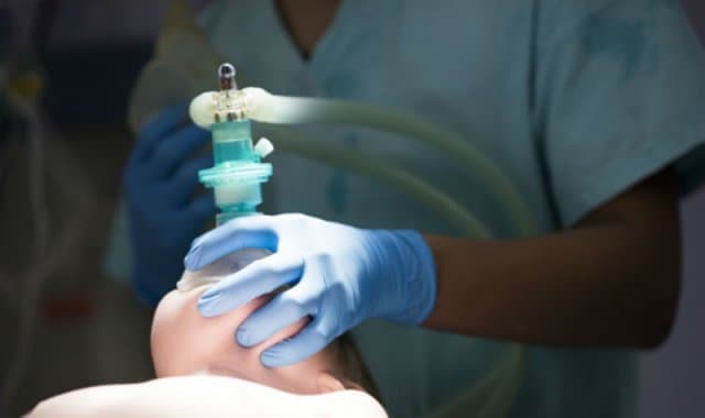 Medic anestezist din Vatra Dornei, arestat pentru delapidare și deținere de droguri de mare risc / Ar fi ieșit dintr-o operație în desfășurare la spital pentru a-și injecta droguri