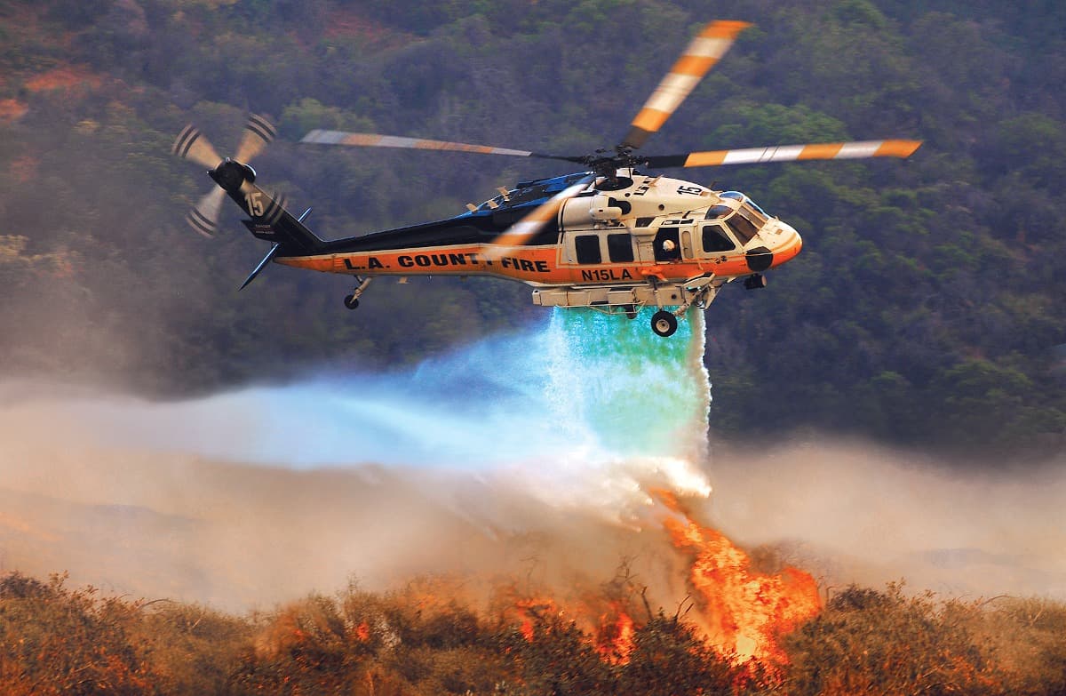 Peste 25 de pompieri intervin la incendiul de vegetaţie în zona Ilova, județul Caraș-Severin /Elicopter Black Hawk, mobilizat în sprijin