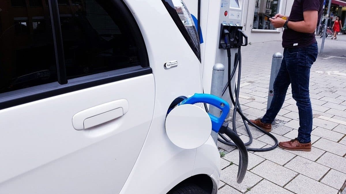Interesul pentru vehiculele electrice crește în Europa, pe fondul creșterii prețurilor la combustibili din cauza războiului din Iran
